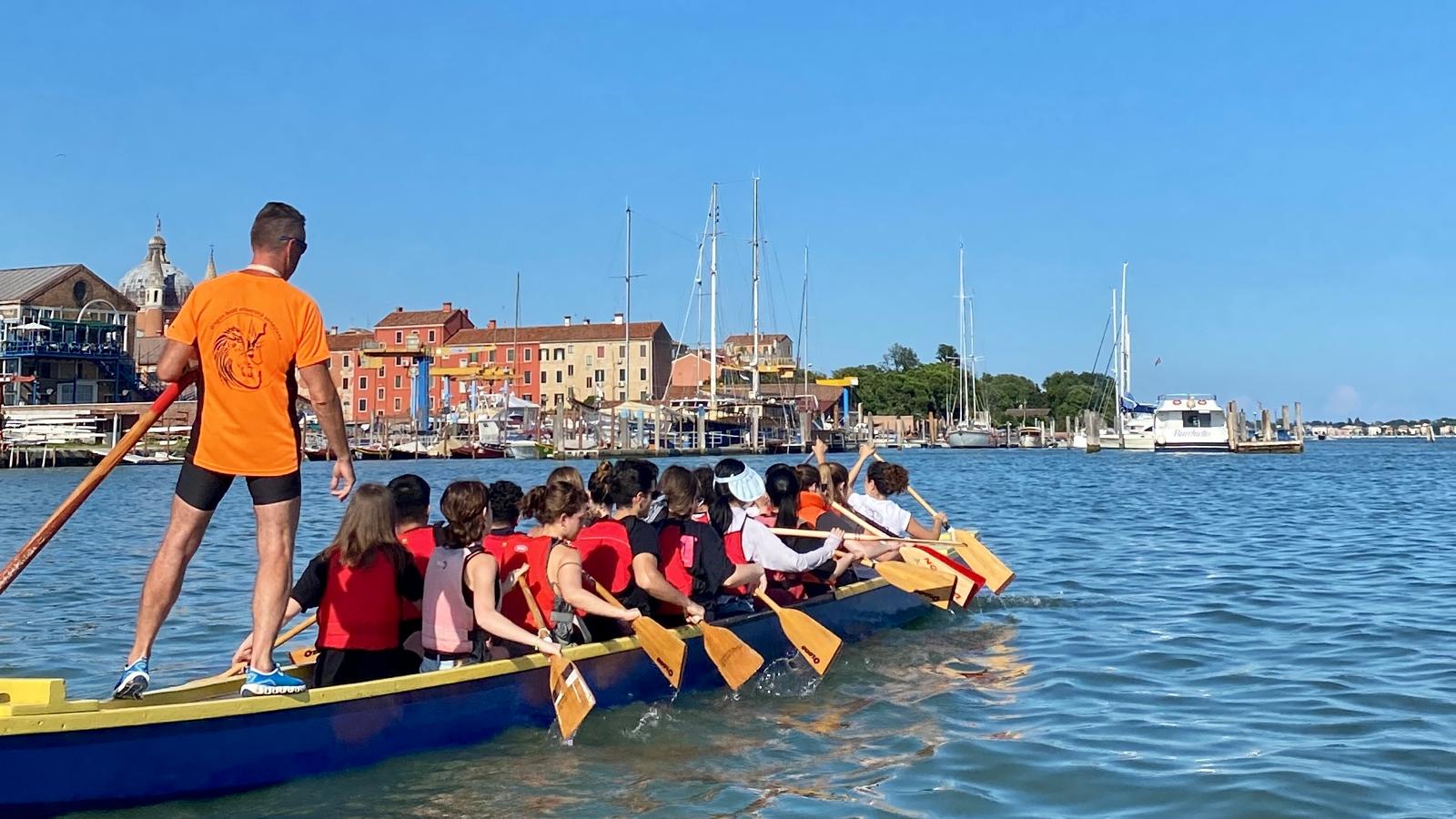 PRATICA LE ATTIVITÀ IN BARCA A REMI CON L’UNIVERSITÀ